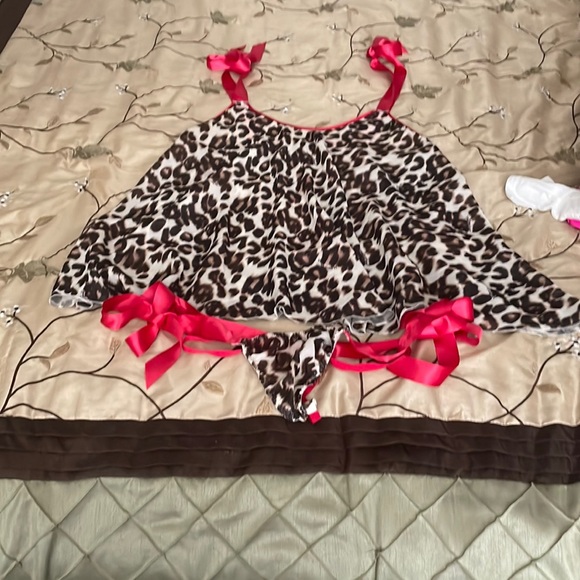 Victoria's Secret Other - VS red leopard tong thing.